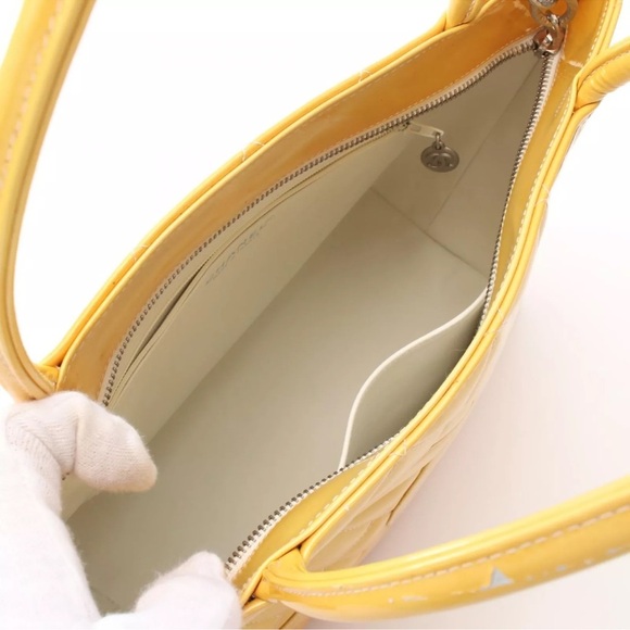 CHANEL Medallion Tote Bag A01804 Patent leather Yellow Used Women - Picture 5 of 17